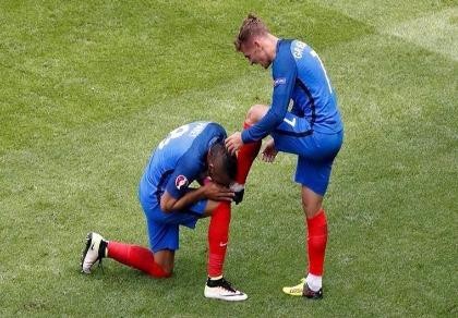 Dimitri Payet không ngần ngại hôn giày Antoine Griezmann
